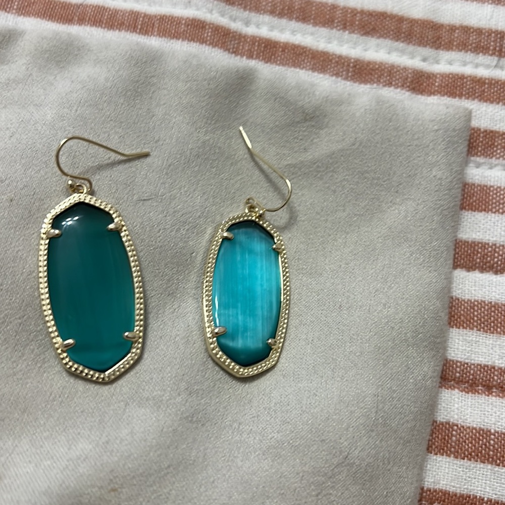 Kendra Scott Elle Earrings Emerald Cat's Eye Gold - Picture 4 of 5
